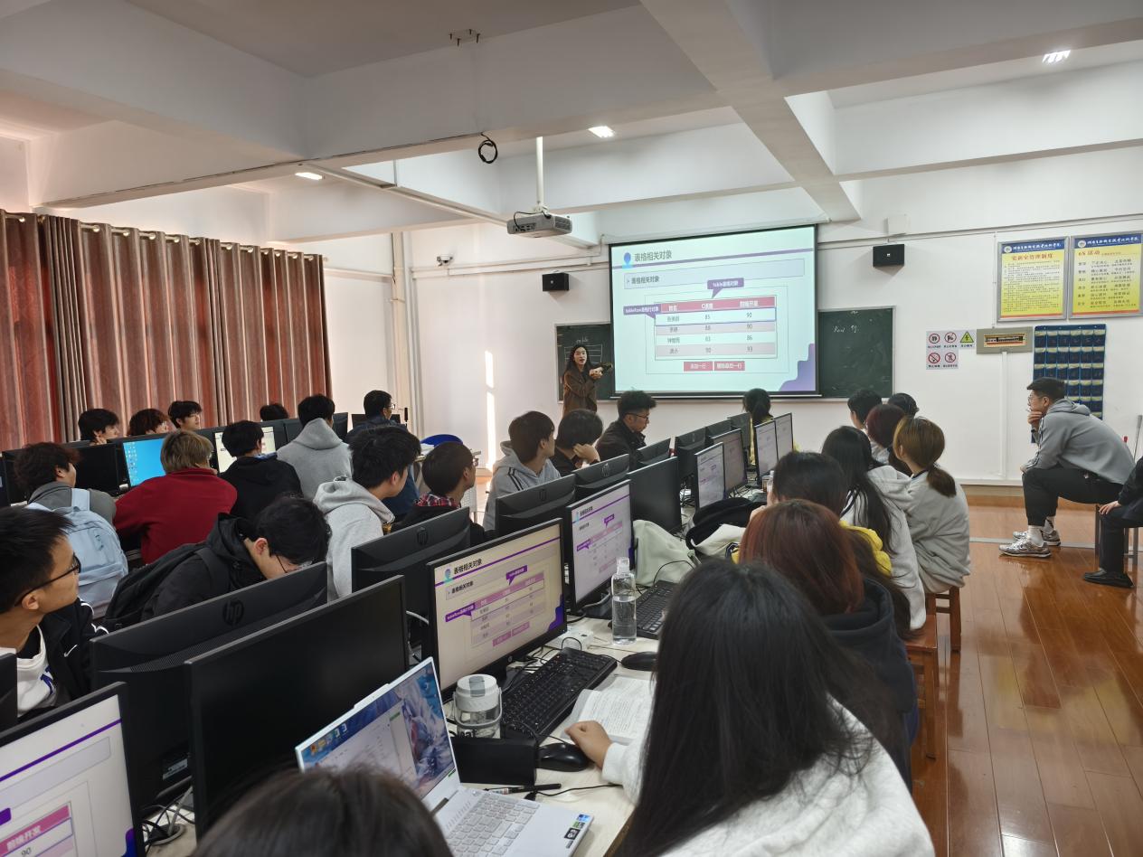 網(wǎng)絡(luò)與軟件教研室“三課活動(dòng)”順利開展，以技術(shù)開發(fā)與銷售協(xié)同共促教學(xué)質(zhì)量提升